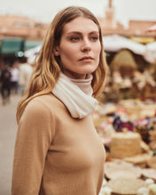 Load image into Gallery viewer, N.Peal Women's Evie Classic Round Neck Cashmere Jumper Sahara Brown