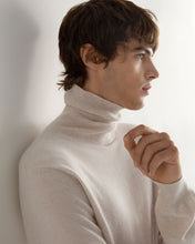 Load image into Gallery viewer, N.Peal Men's Trafalgar Roll Neck Cashmere Jumper Frost White