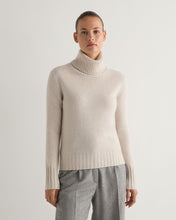 Load image into Gallery viewer, N.Peal Women's Hazel Chunky Roll Neck Cashmere Jumper Frost White