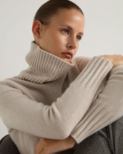 Load image into Gallery viewer, N.Peal Women's Hazel Chunky Roll Neck Cashmere Jumper Frost White