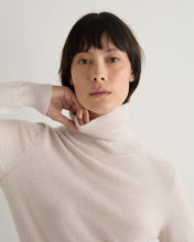 Load image into Gallery viewer, N.Peal Women's Luna Roll Neck Cashmere Jumper Frost White