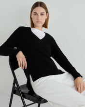 Load image into Gallery viewer, N.Peal Women's Relaxed V Neck Cashmere Jumper Black