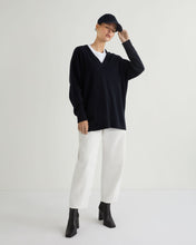 Load image into Gallery viewer, N.Peal Women's Longline V Neck Cashmere Jumper Navy Blue