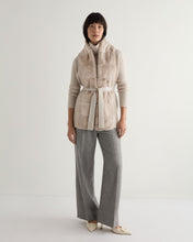 Load image into Gallery viewer, N.Peal Women's Lola Herringbone Cashmere Gilet With Fur Trim Sand Brown
