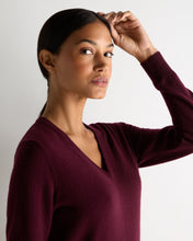 Load image into Gallery viewer, N.Peal Women's Phoebe V Neck Cashmere Jumper Bordeaux Red