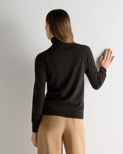 Load image into Gallery viewer, N.Peal Women's Luna Roll Neck Cashmere Jumper Chocolate Brown