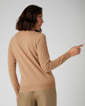 Load image into Gallery viewer, N.Peal Women's Round Neck Cashmere Jumper Sahara Brown