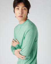 Load image into Gallery viewer, N.Peal Men's Covent Fine Gauge Cashmere Round Neck Jumper Seafoam Green