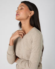 Load image into Gallery viewer, N.Peal Women's Evie Classic Round Neck Cashmere Jumper Oatmeal Brown