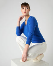 Load image into Gallery viewer, N.Peal Women's Phoebe V Neck Cashmere Jumper Sonic Blue