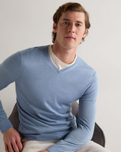 Load image into Gallery viewer, N.Peal Men's Conduit Fine Gauge Cashmere V Neck Jumper Cornflower Blue
