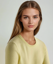 Load image into Gallery viewer, N.Peal Women's Evie Classic Round Neck Cashmere Jumper Granita Yellow