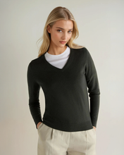 Load image into Gallery viewer, N.Peal Women's Phoebe V Neck Cashmere Jumper Arabica Khaki Green