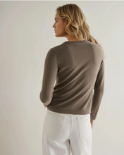 Load image into Gallery viewer, N.Peal Women's Hallie Round Neck Cashmere Jumper Vintage Khaki Green