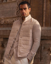Load image into Gallery viewer, N.Peal Men's Cashmere Quilted Gilet Ecru White
