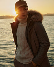 Load image into Gallery viewer, N.Peal Men&#39;s Chunky Cable Cashmere Jumper Pebble Grey
