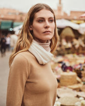 Load image into Gallery viewer, N.Peal Women&#39;s Evie Classic Round Neck Cashmere Jumper Sahara Brown

