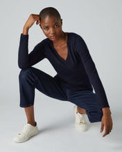 Load image into Gallery viewer, N.Peal Women&#39;s Imogen Superfine Cashmere V Neck Jumper Navy Blue
