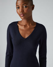 Load image into Gallery viewer, N.Peal Women&#39;s Imogen Superfine Cashmere V Neck Jumper Navy Blue
