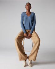 Load image into Gallery viewer, N.Peal Women&#39;s Boxy Rib V Neck Cashmere Jumper Alpine Blue
