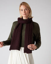 Load image into Gallery viewer, N.Peal Women&#39;s Wide Cable Cashmere Scarf Plum Purple
