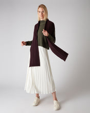 Load image into Gallery viewer, N.Peal Women&#39;s Wide Cable Cashmere Scarf Plum Purple

