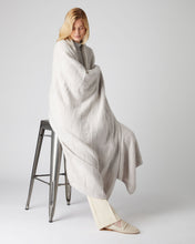 Load image into Gallery viewer, N.Peal Unisex Basketweave Cashmere Blanket Snow Grey
