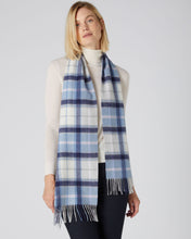 Load image into Gallery viewer, N.Peal Women&#39;s Woven Check Cashmere Scarf Blue Check

