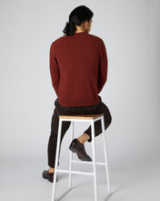 Load image into Gallery viewer, N.Peal Men&#39;s The Burlington V Neck Cashmere Jumper Copper Orange
