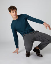 Load image into Gallery viewer, N.Peal Men&#39;s Fine Gauge Cashmere Round Neck Jumper Lapis Blue
