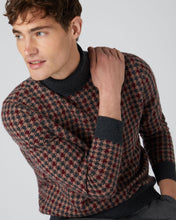 Load image into Gallery viewer, N.Peal Men&#39;s Houndstooth Roll Neck Cashmere Jumper Coconut Brown
