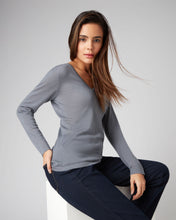 Load image into Gallery viewer, N.Peal Women&#39;s Superfine V Neck Cashmere Jumper Steel Grey
