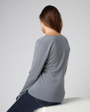 Load image into Gallery viewer, N.Peal Women&#39;s Superfine V Neck Cashmere Jumper Steel Grey
