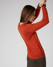 Load image into Gallery viewer, N.Peal Women&#39;s Round Neck Cashmere Jumper Dark Amber Orange
