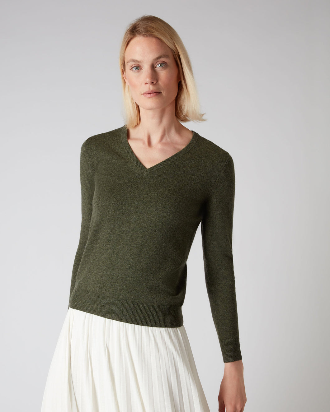N.Peal Women's V Neck Cashmere Jumper Moss Green