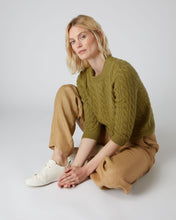 Load image into Gallery viewer, N.Peal Women&#39;s Round Neck Cable Cashmere Jumper Chartreuse Green
