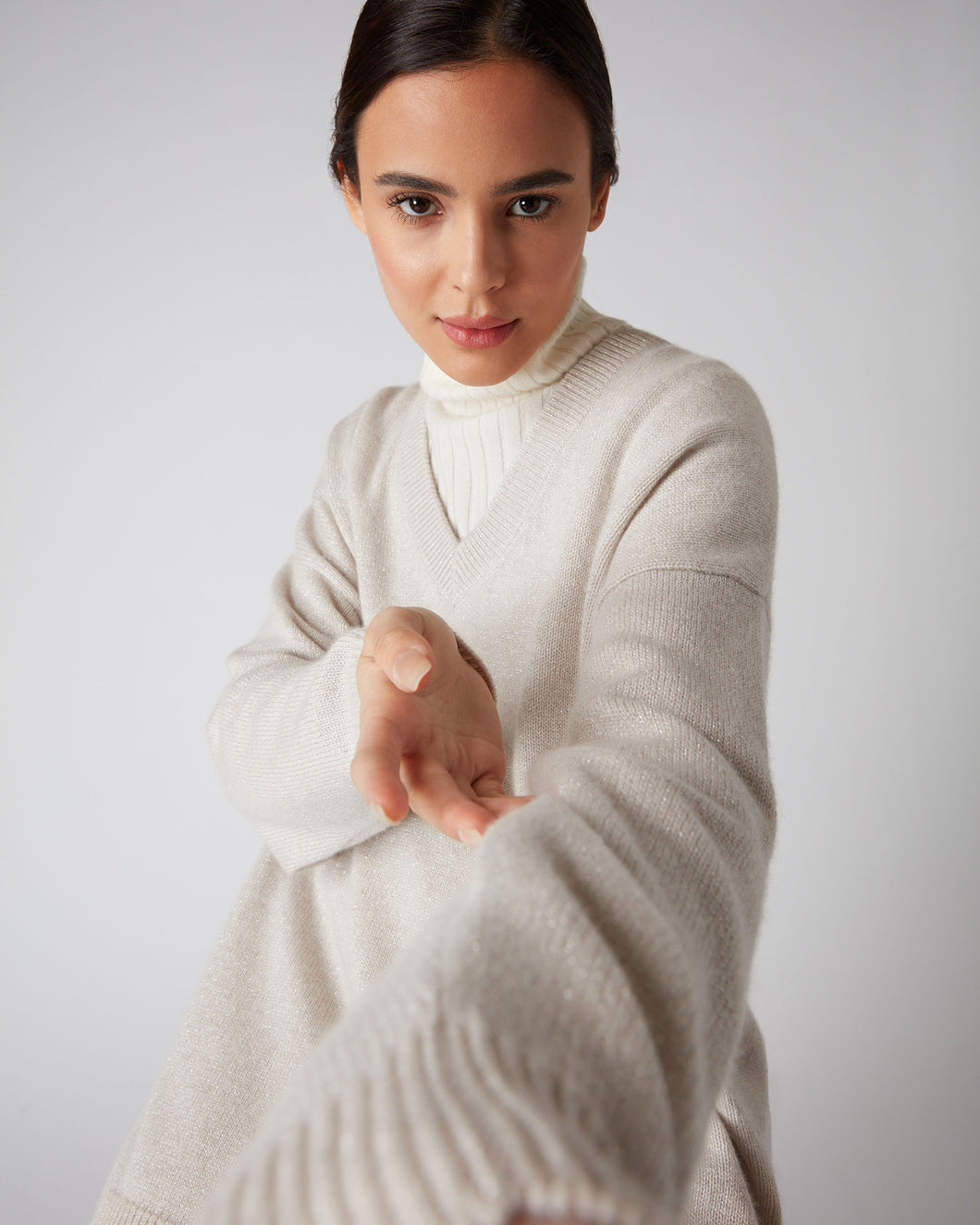 N.Peal Women's Oversized V Neck Cashmere Jumper With Lurex Ecru White Sparkle