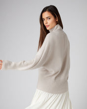 Load image into Gallery viewer, N.Peal Women&#39;s Mock Neck Curved Hem Cashmere Jumper Snow Grey
