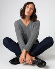 Load image into Gallery viewer, N.Peal Women&#39;s Chunky Metal Trim Cashmere Jumper Elephant Grey
