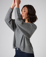 Load image into Gallery viewer, N.Peal Women&#39;s Chunky Metal Trim Cashmere Jumper Elephant Grey
