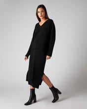 Load image into Gallery viewer, N.Peal Women&#39;s Wide Rib V Neck Cashmere Jumper Black
