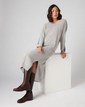 Load image into Gallery viewer, N.Peal Women&#39;s Cable Sleeve Cashmere Hoodie Fumo Grey
