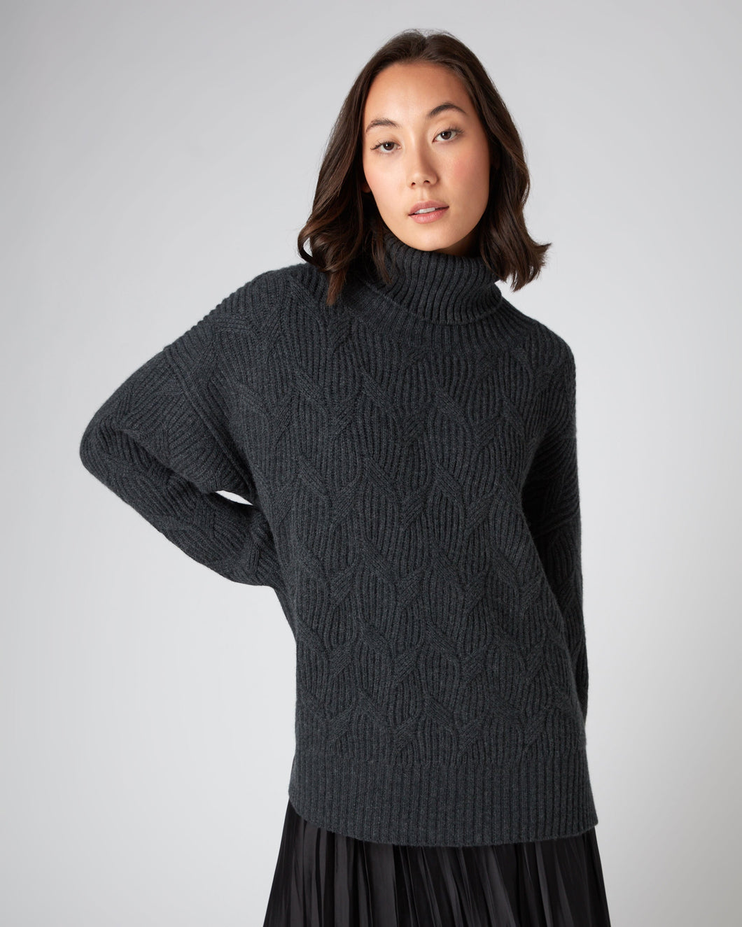 N.Peal Women's Chunky Cable Cashmere Jumper Dark Charcoal Grey