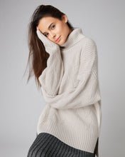 Load image into Gallery viewer, N.Peal Women&#39;s Chunky Cable Cashmere Jumper Snow Grey
