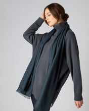 Load image into Gallery viewer, N.Peal Women's Pashmina Cashmere Stole Grigio Blue
