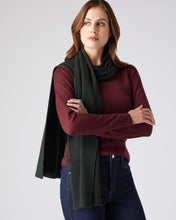 Load image into Gallery viewer, N.Peal Unisex Short Ribbed Cashmere Scarf Dark Green
