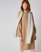Load image into Gallery viewer, N.Peal Women&#39;s Cable Rib Cashmere Scarf Pebble Grey
