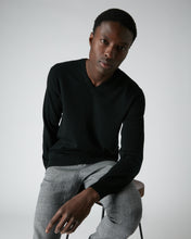 Load image into Gallery viewer, Men&#39;s The Burlington V Neck in Black
