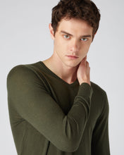 Load image into Gallery viewer, N.Peal Men&#39;s The Conduit Fine Gauge Cashmere Jumper Montana Green
