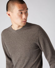 Load image into Gallery viewer, N.Peal Men&#39;s The Oxford Round Neck Cashmere Jumper Biscotti Brown
